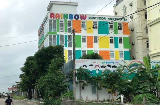 Phẫn nộ cảnh trẻ mầm non “đánh hội đồng” bạn trước mặt cô giáo - Ảnh 3.