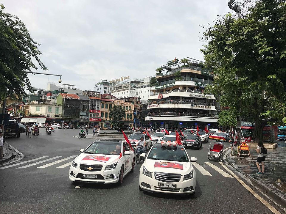 Đoàn xe hơn 40 chiếc hừng hực khí thế tiếp lửa Olympic Việt Nam trước giờ G