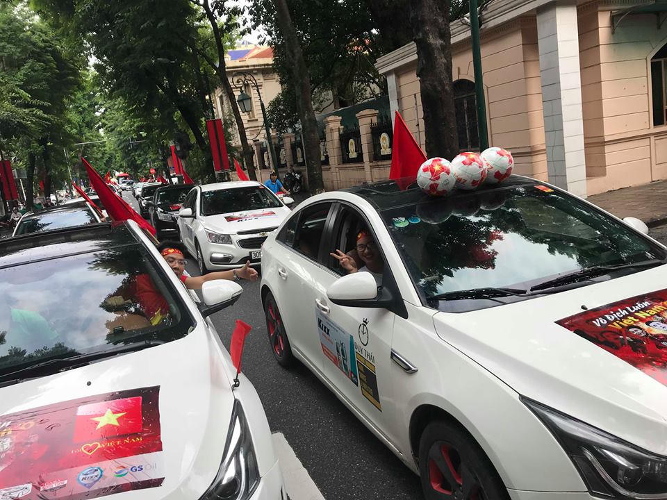 Đoàn xe hơn 40 chiếc hừng hực khí thế tiếp lửa Olympic Việt Nam trước giờ G