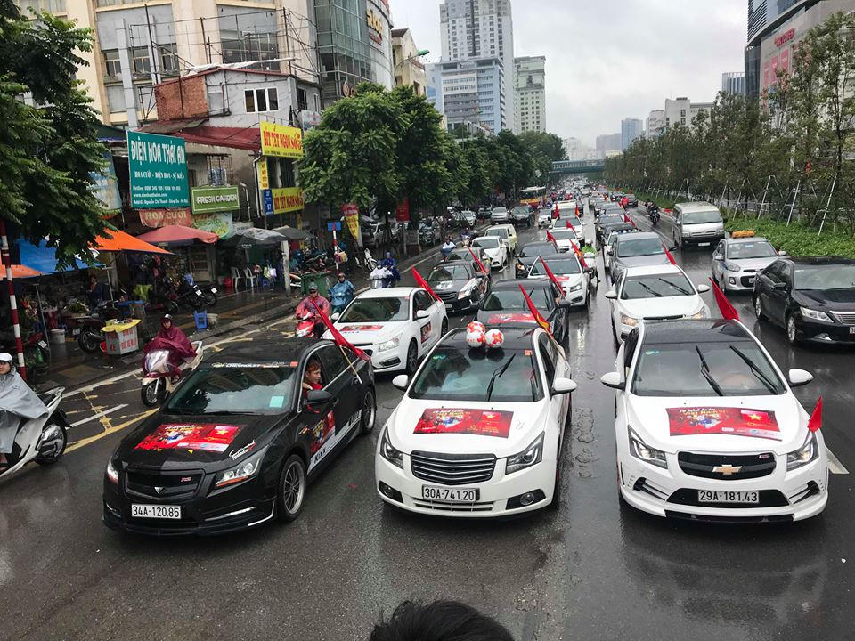 Đoàn xe hơn 40 chiếc hừng hực khí thế tiếp lửa Olympic Việt Nam trước giờ G