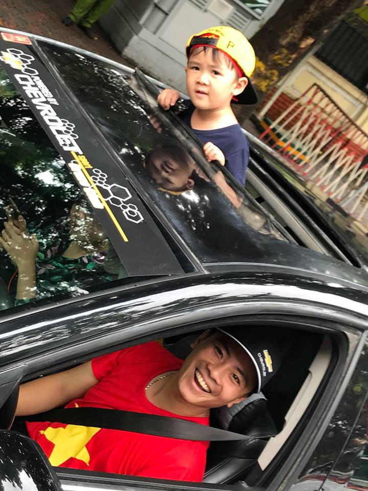 Đoàn xe hơn 40 chiếc hừng hực khí thế tiếp lửa Olympic Việt Nam trước giờ G