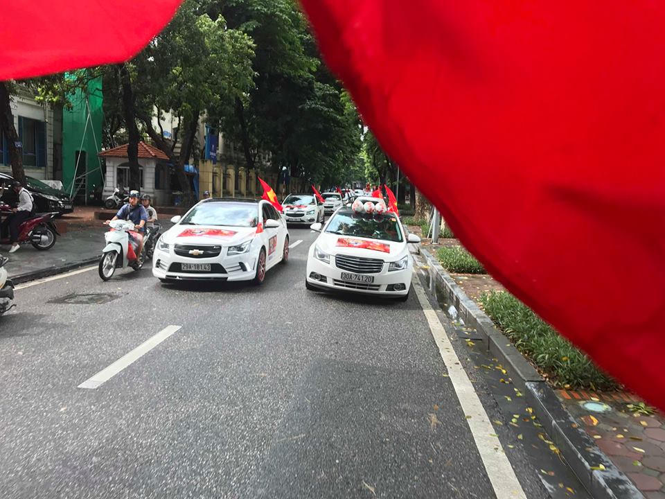 Đoàn xe hơn 40 chiếc hừng hực khí thế tiếp lửa Olympic Việt Nam trước giờ G