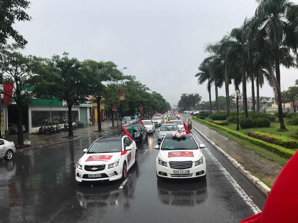 Đoàn xe hơn 40 chiếc hừng hực khí thế tiếp lửa Olympic Việt Nam trước giờ G