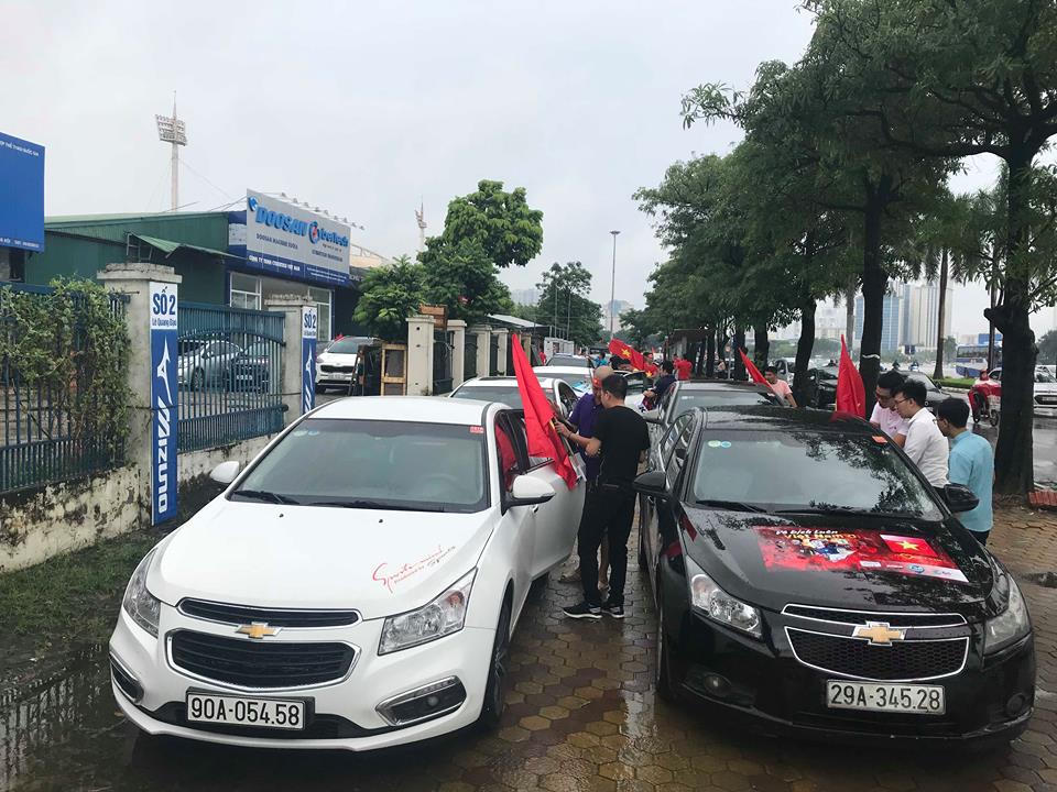 Đoàn xe hơn 40 chiếc hừng hực khí thế tiếp lửa Olympic Việt Nam trước giờ G