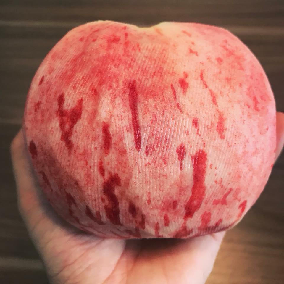 Sự thật đào tiên khổng lồ mới xuất hiện: 1kg/quả, giá chỉ 10.000 đồng