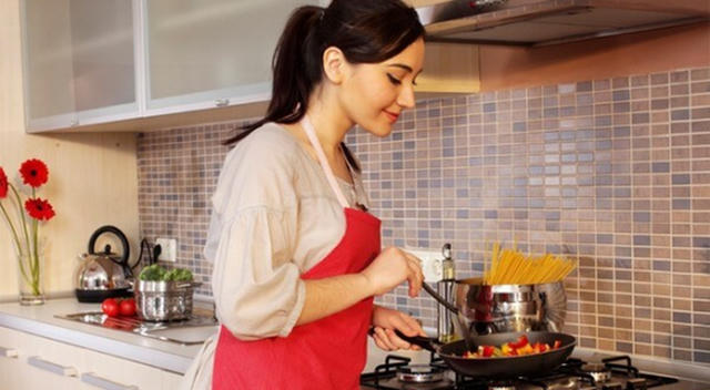  Dù không có thói quen hút thuốc lá, chị em phụ nữ vẫn có tỷ lệ mắc ung thư phổi cao bởi thường xuyên tiếp xúc với khói dầu trong nhà bếp. 