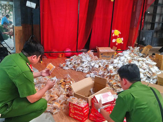 Bất ngờ bên trong điểm kinh doanh chứa hàng ngàn bánh trung thu - Ảnh 1.