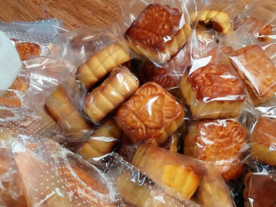 Bất ngờ bên trong điểm kinh doanh chứa hàng ngàn bánh trung thu - Ảnh 2.