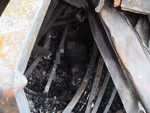 Phần thi thể người được phát hiện trong đống đổ nát. Ảnh: H.M