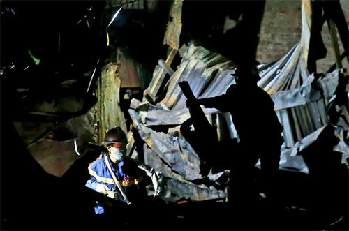 Từng mảng tôn được cảnh sát khò đứt và nhấc sang vị trí khác trong tối 21/9. Ảnh: Gia Chính