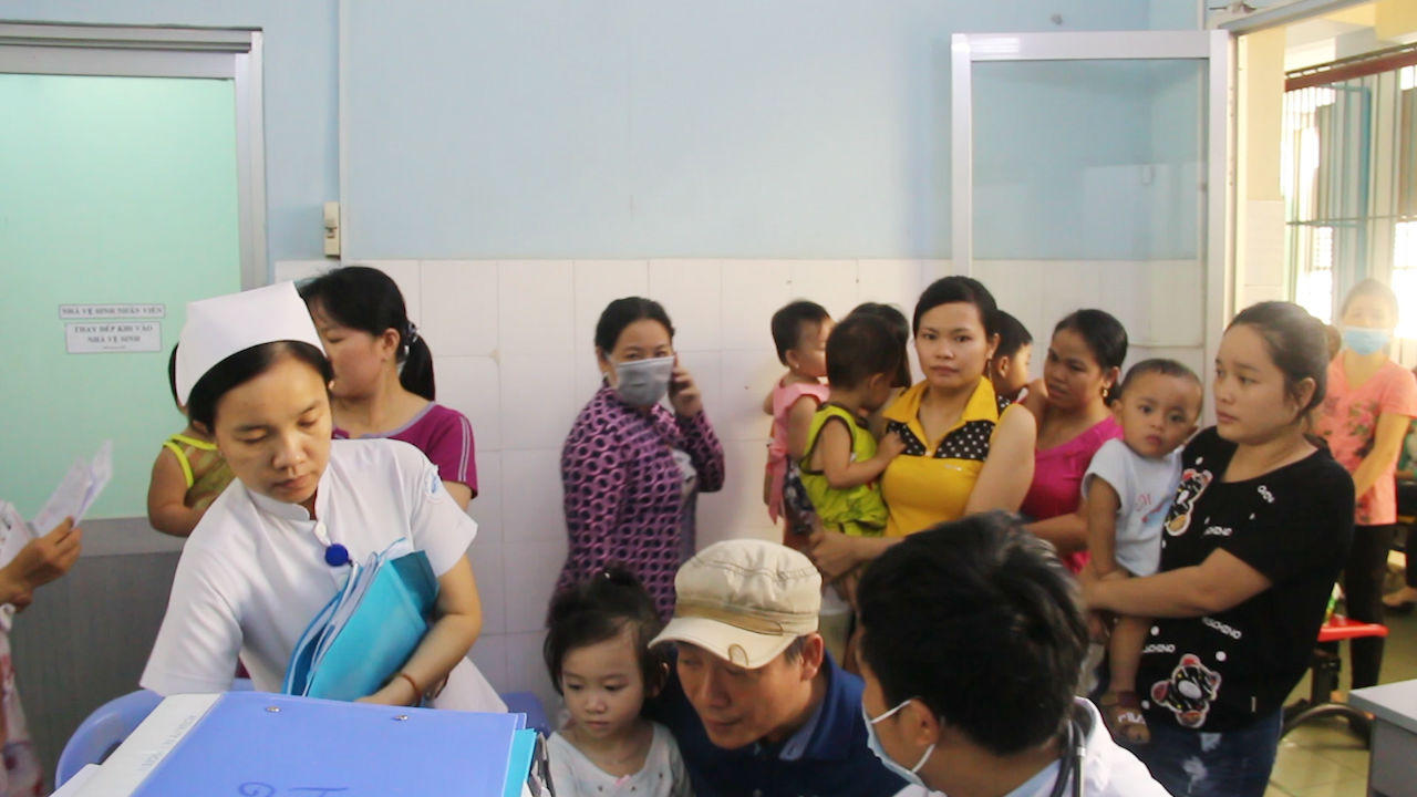 Bác sĩ quay cuồng cấp cứu trẻ nhập viện gấp 5 lần vì tay chân miệng