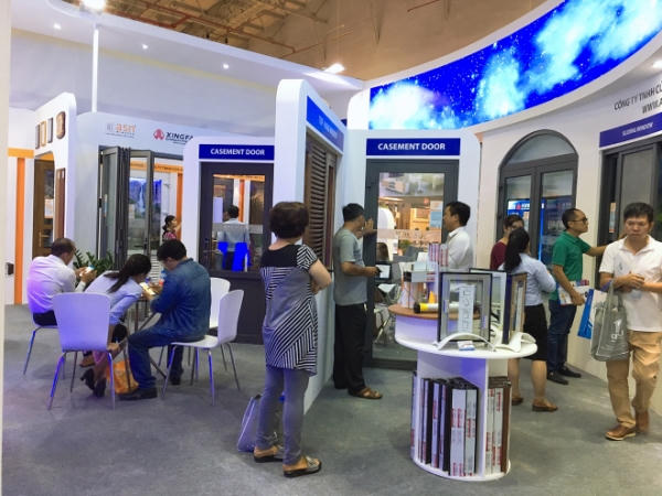 Aseanwindow và Xingfa hút khách tham quan tại Vietbuild 