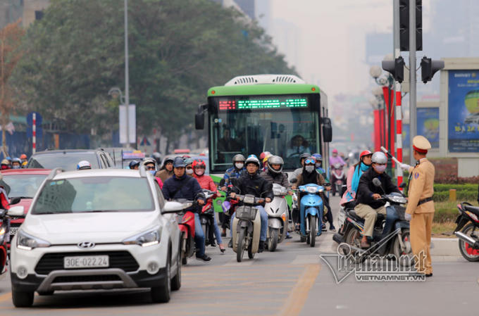 Xe buýt BRT đang phải đi chung đường cùng các phương tiện khác...(Ảnh Vietnamnet).