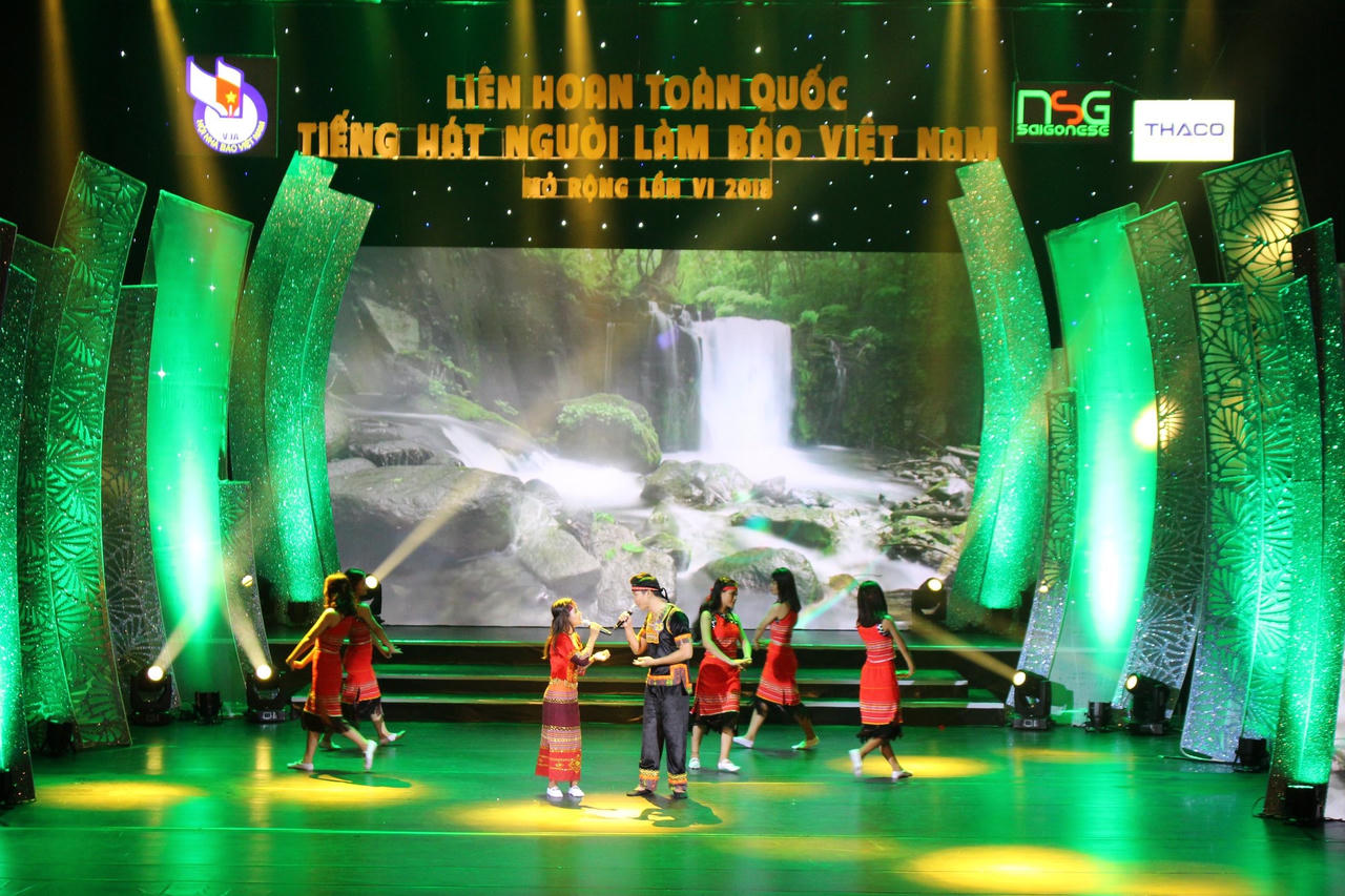 Các thí sinh tỏa sáng tại đêm bán kết phía Nam Tiếng hát người làm báo