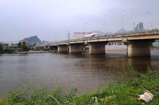 Bạn gái 15 tuổi nhảy sông tự tử, bạn trai nhảy theo tử vong - Ảnh 1.