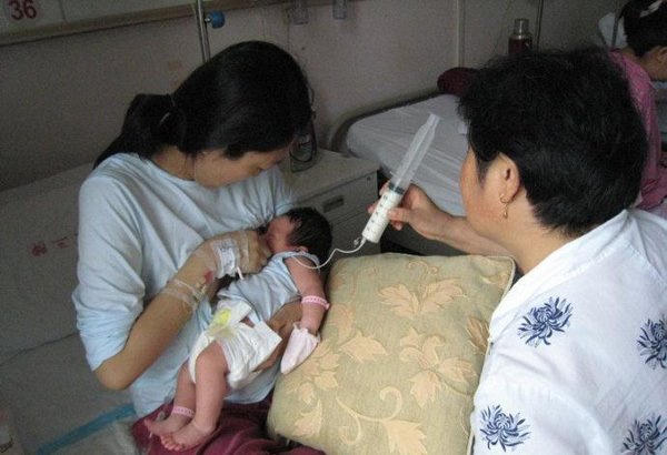 Người mẹ 28 tuổi bị nổ túi ngực 170 triệu khi cho con bú