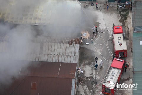 Cháy cực lớn kho xưởng phía sau Bến xe Nước Ngầm
