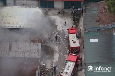 Cháy cực lớn kho xưởng phía sau Bến xe Nước Ngầm
