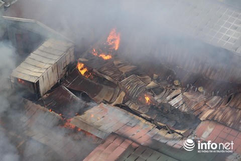 Cháy cực lớn kho xưởng phía sau Bến xe Nước Ngầm