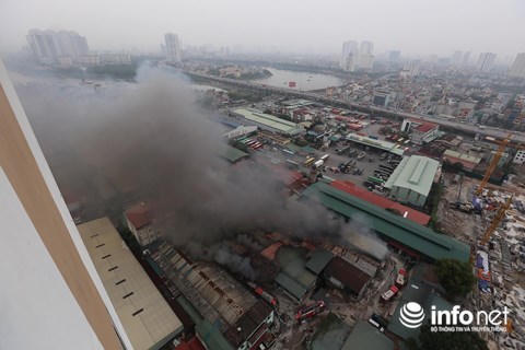 Cháy cực lớn kho xưởng phía sau Bến xe Nước Ngầm
