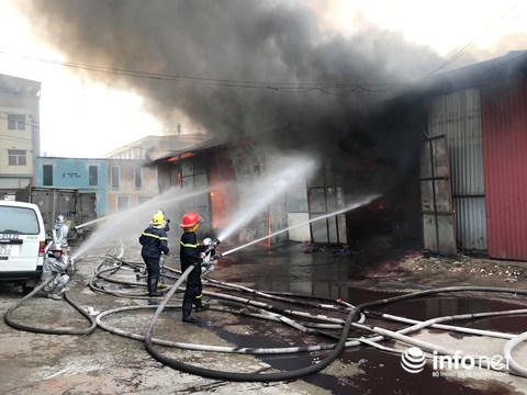 Cháy cực lớn kho xưởng phía sau Bến xe Nước Ngầm