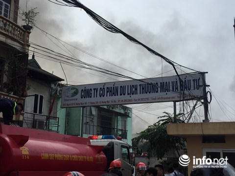 Cháy cực lớn kho xưởng phía sau Bến xe Nước Ngầm