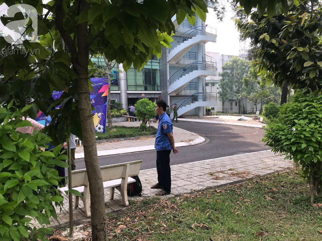 TP.HCM: Nam sinh viên bỏ lại ba lô, nhảy từ tầng cao trường học xuống đất tử vong - Ảnh 1.