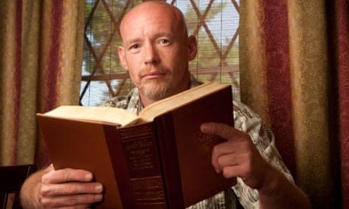 Người phạm tội phải tham gia nhóm đọc sách trong khi bị quản chế. Ảnh: Michael Stravato/Polaris.