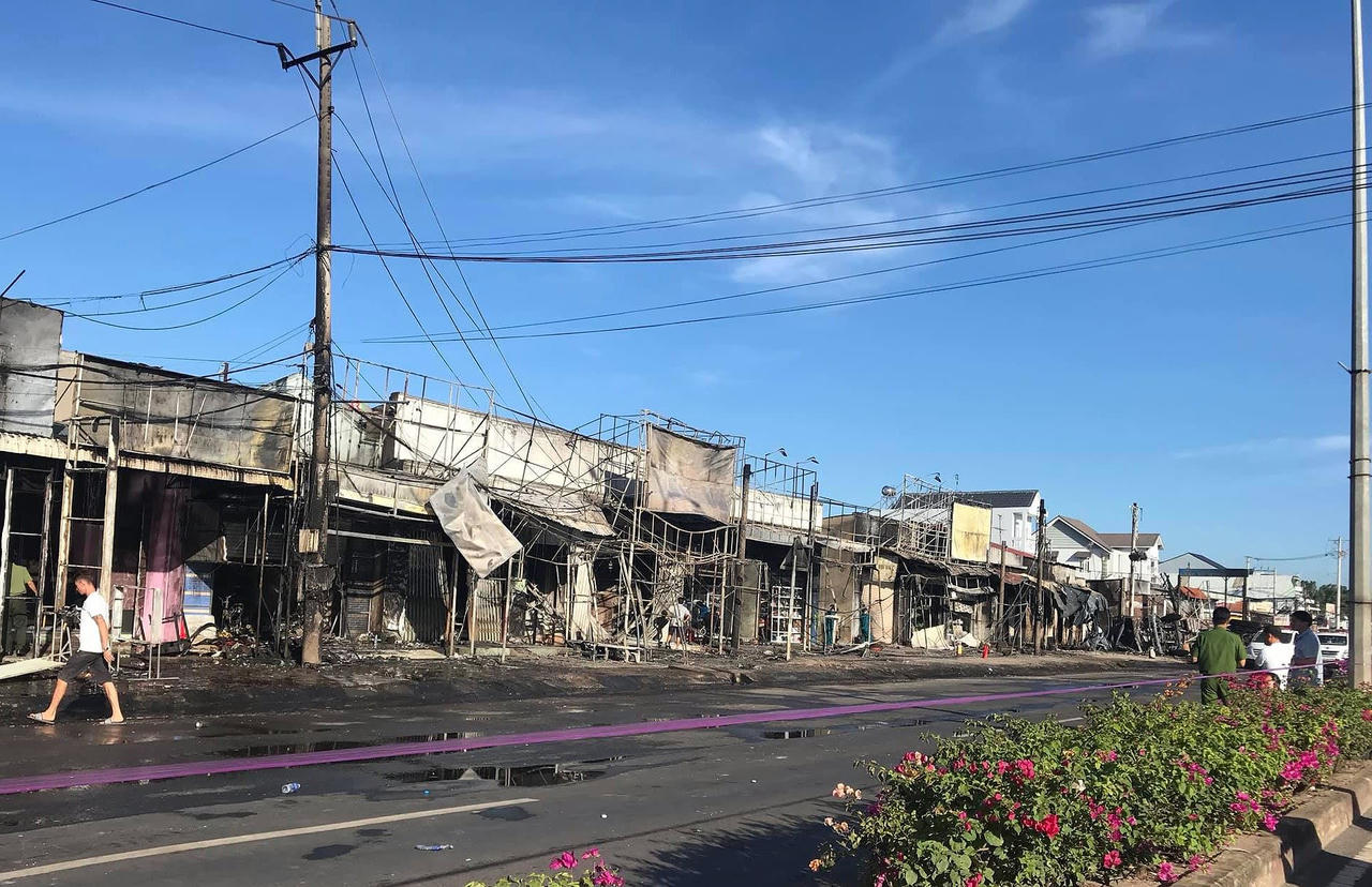 Khu phố tan hoang, tiêu điều sau vụ tai nạn xe bồn chở xăng bốc cháy