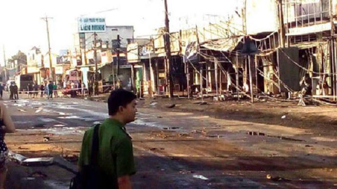 Khu phố tan hoang, tiêu điều sau vụ tai nạn xe bồn chở xăng bốc cháy