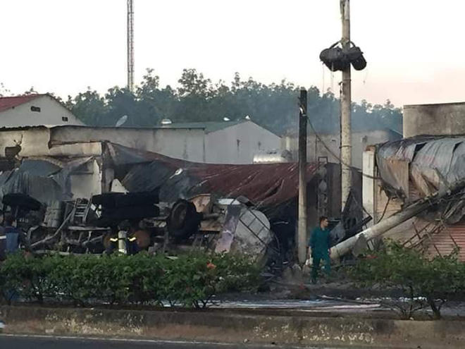 Khu phố tan hoang, tiêu điều sau vụ tai nạn xe bồn chở xăng bốc cháy