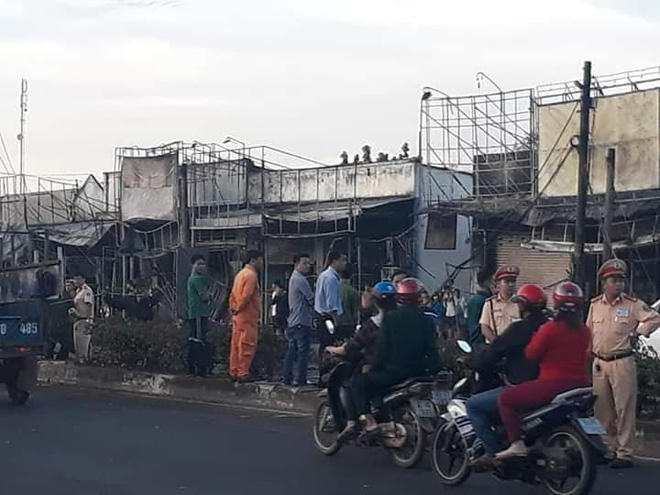 Khu phố tan hoang, tiêu điều sau vụ tai nạn xe bồn chở xăng bốc cháy