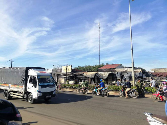 Khu phố tan hoang, tiêu điều sau vụ tai nạn xe bồn chở xăng bốc cháy