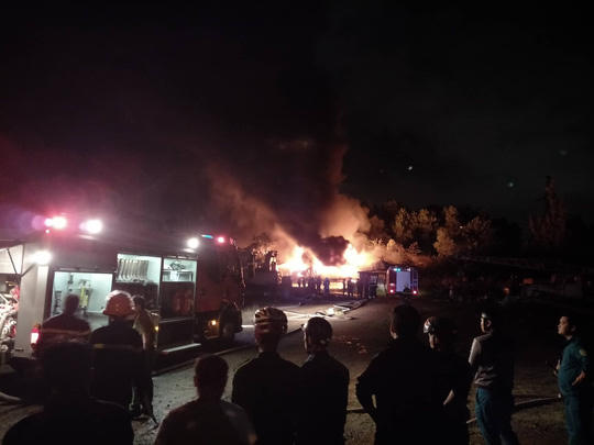 Đà Nẵng: Đang cháy kinh hoàng tại kho sơn 1.000 m2 thuộc KCN Hòa Cầm - Ảnh 3.