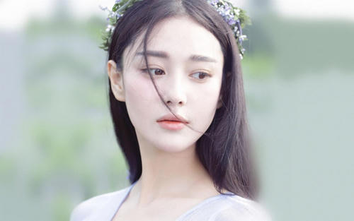 Trương Hinh Dư từng bị nhà đầu tư tài chính tên Hạ Tát Sa tung tin đổi tình lấy tiền, cô nhận ít nhất 3.000 nhân dân tệ (khoảng 10 triệu đồng) cho mỗi lần ngủ với khách. Người đẹp kiện Hạ Tát Sa, được xử thắng kiện. Anh này bị yêu cầu xin lỗi diễn viên, bồi thường số tiền hơn 60 nghìn nhân dân tệ (hơn 207 triệu đồng).