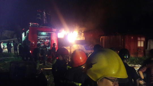 Đà Nẵng: Đang cháy kinh hoàng tại kho sơn 1.000 m2 thuộc KCN Hòa Cầm - Ảnh 2.