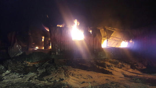 Đà Nẵng: Đang cháy kinh hoàng tại kho sơn 1.000 m2 thuộc KCN Hòa Cầm - Ảnh 4.