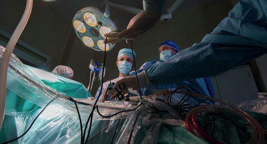 Bác sĩ “xay sỉn” mổ đẻ, mẹ lẫn con thiệt mạng - Ảnh 1. Bác sĩ “xay sỉn” mổ đẻ, mẹ lẫn con thiệt mạng - Ảnh 1.