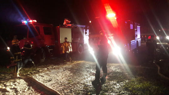 Đà Nẵng: Đang cháy kinh hoàng tại kho sơn 1.000 m2 thuộc KCN Hòa Cầm - Ảnh 6.