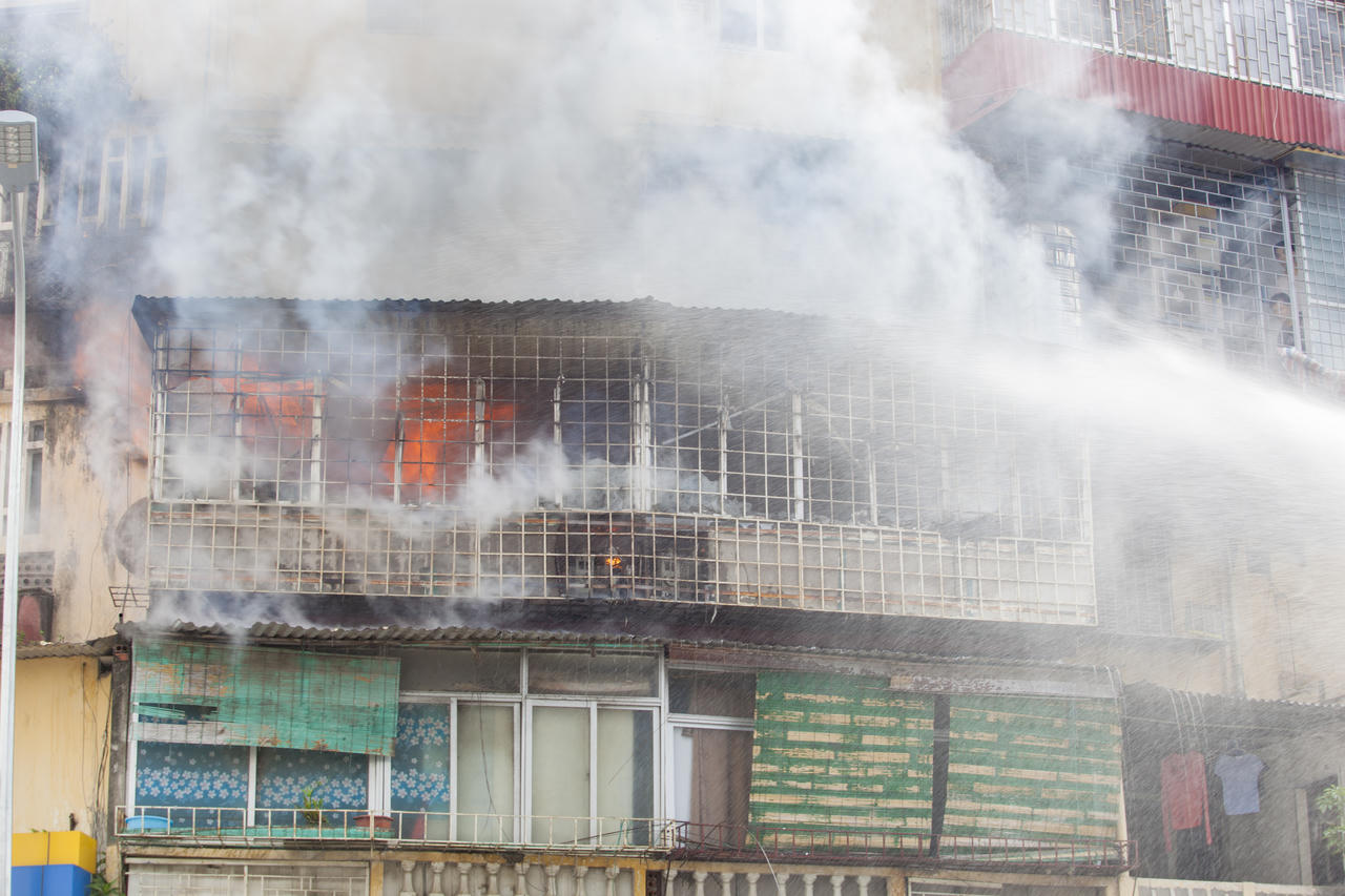 Kịp thời dập cháy tại khu tập thể cũ trên đường Tôn Thất Tùng