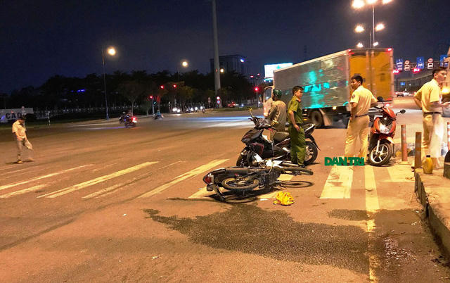 Một số nhân chứng cho biết, chiếc xe cứu thương có liên quan đến vụ tai nạn khiến người đàn ông đi xe máy bị thương. Sau đó, phương tiện này chở nạn nhân đi đâu không rõ.