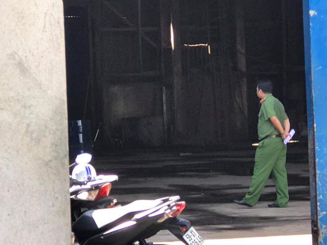 Sang chiết xăng dầu gây cháy kinh hoàng ở Sài Gòn, 2 người nhập viện vì bỏng nặng - Ảnh 3. Sang chiết xăng dầu gây cháy kinh hoàng ở Sài Gòn, 2 người nhập viện vì bỏng nặng - Ảnh 3.