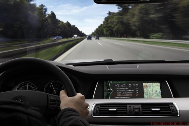 Bỏ mặc nữ sinh: Xe bạc tỉ, đạo đức 1 xu