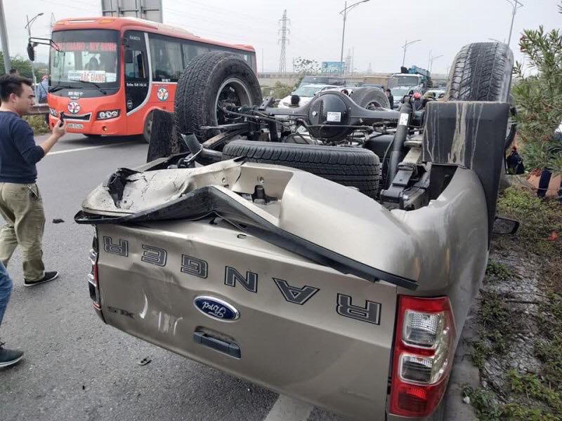 Chiếc xe bán tải bị lật ngửa