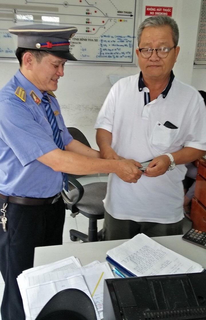 Trả lại 3.000 USD cho hành khách để quên ví trên tàu