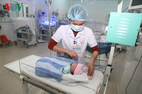 quang tri: cuu chau be so sinh bi nguoi nha bo lai tai benh vien hinh 1