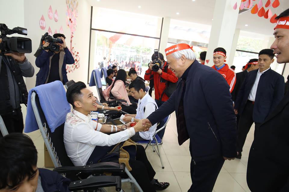 Phó Chủ tịch Quốc hội, Bộ trưởng Bộ Y tế tham gia Chủ nhật Đỏ với sinh viên Bách Khoa