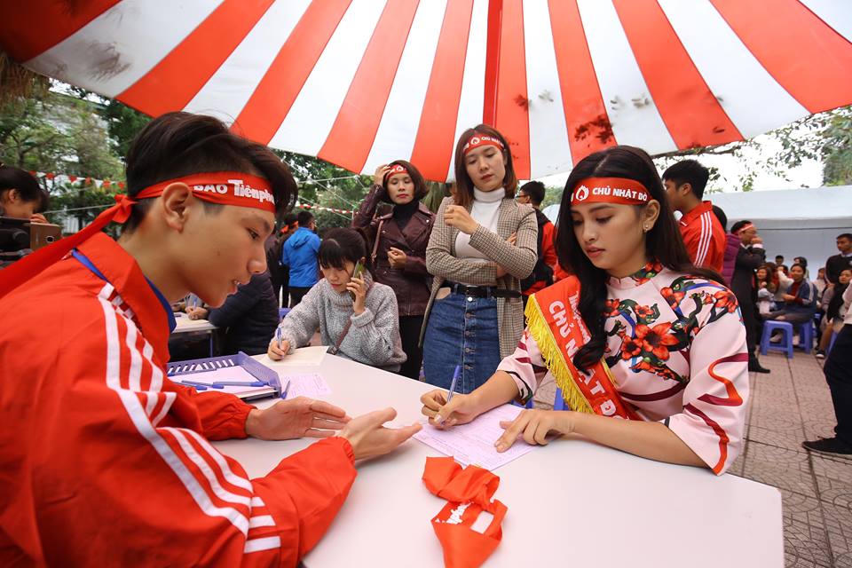 Phó Chủ tịch Quốc hội, Bộ trưởng Bộ Y tế tham gia Chủ nhật Đỏ với sinh viên Bách Khoa