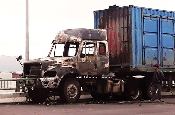 Xe tải đang đi trên đường bốc cháy, tài xế nhảy khỏi cabin thoát nạn ảnh 1