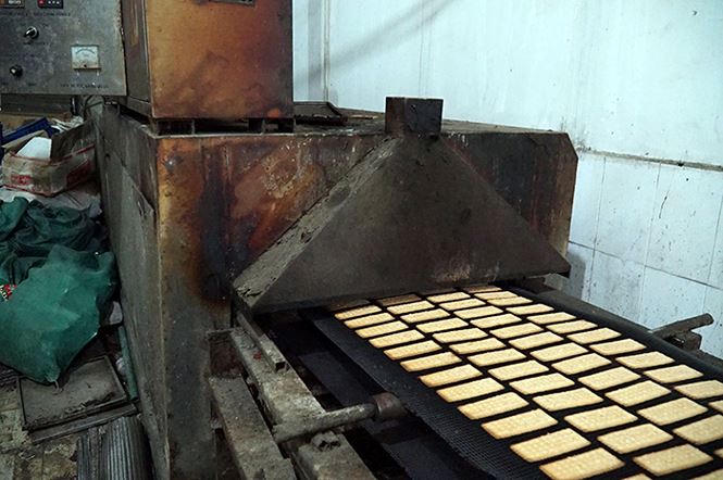 'Mục kích' cơ sở sản xuất bánh kẹo bẩn ở Hà Nội ngày cận Tết - ảnh 3